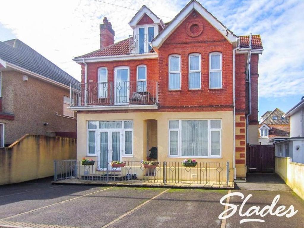 44 Pinecliffe Avenue, Southbourne, Bournemouth 1 bed flat £775 pcm (£