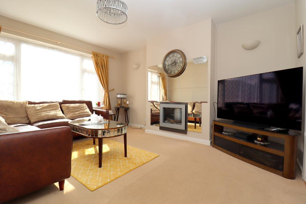 Bushmead Road, Luton, Bedfordshire, LU2 7EU 3 bed semidetached house