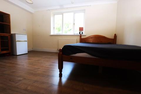 Property to rent - Westminster Drive, Bounds Green / Palmers Green N13
