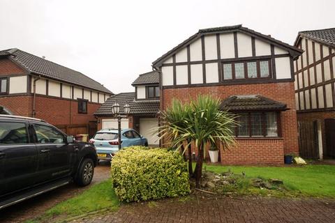 4 bedroom detached house to rent, Avonhead Close, Horwich