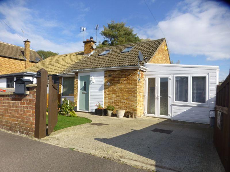 Fallowfields, Bicester 2 bed semidetached bungalow £385,000