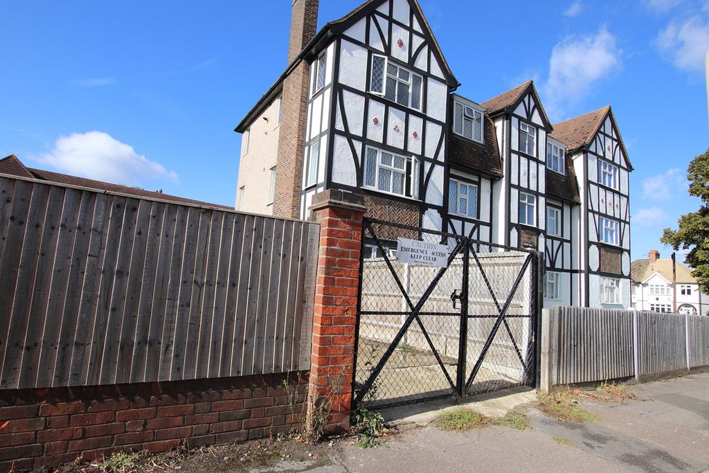 Plough Lane, Wallington, SM6 2 bed flat £1,400 pcm (£323 pw)