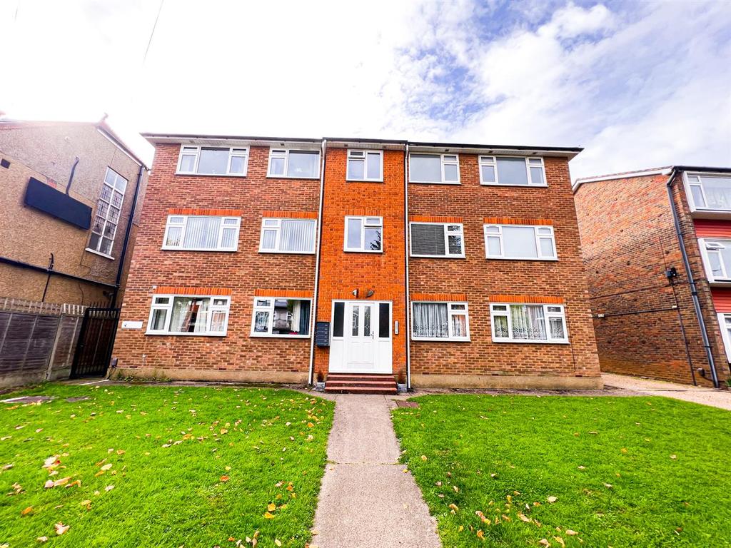 Connaught Avenue, Chingford E4 2 bed ground floor flat £1,400 pcm (£