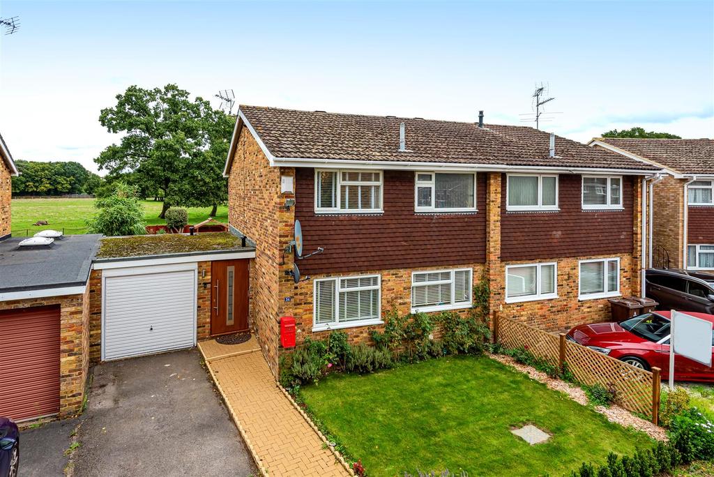 Jerrymoor Hill Finchampstead, Berkshire, RG40 4UG 3 bed semidetached
