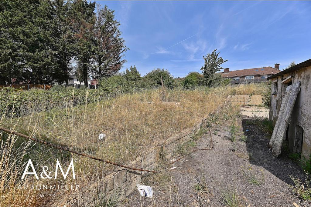 Huntsman Road, Hainault 3 bed semidetached house £365,000