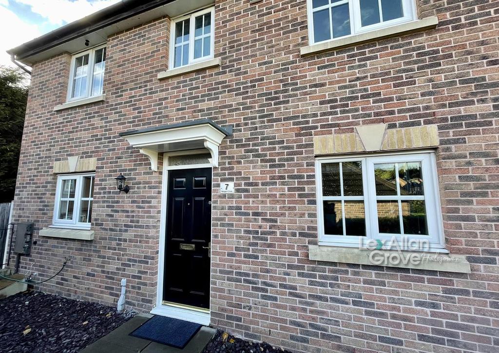 Close, Cradley Heath 3 bed detached house £270,000