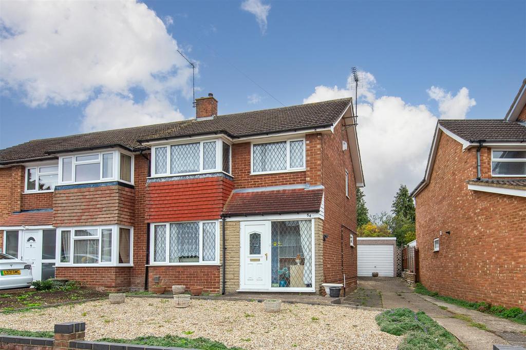 Lockington Crescent, Dunstable, Bedfordshire 3 bed semidetached house
