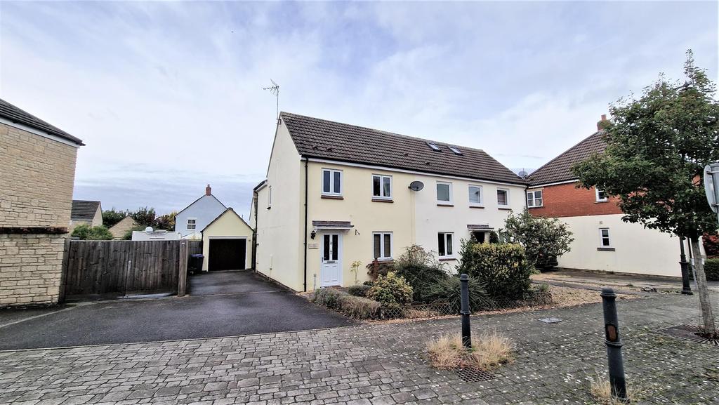 Honeysuckle Close, Calne 3 bed semidetached house £280,000