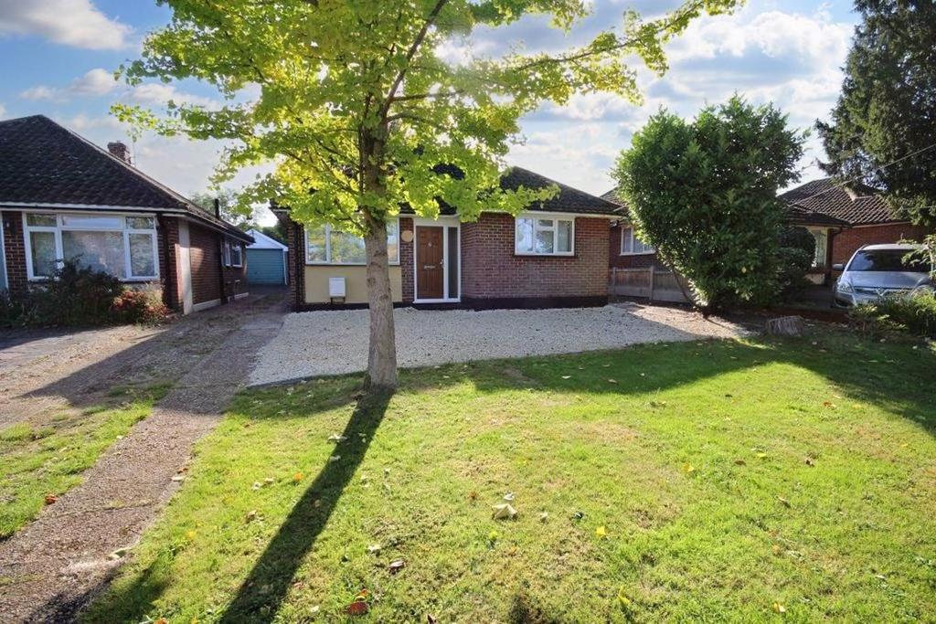 3 bedroom bungalow Billericay 3 bed bungalow £1,800 pcm (£415 pw)