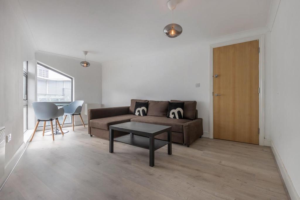 Purple Apartments, Broadway Plaza... 1 bed apartment £800 pcm (£185 pw)