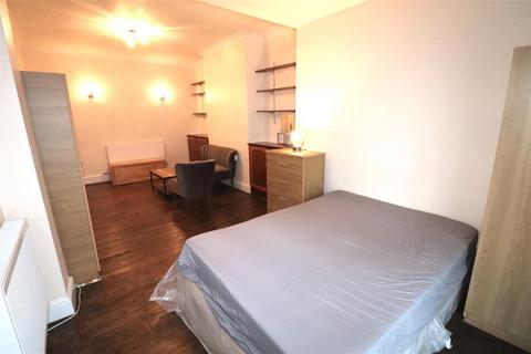 Studio to rent, Durham Road, Harrow