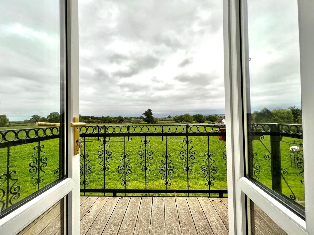 Halmore, Berkeley 2 bed flat £1,000 pcm (£231 pw)