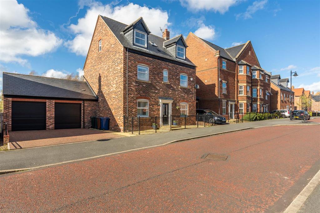 *Extended* Barmoor Drive, Great Park... 5 bed detached house £500,000