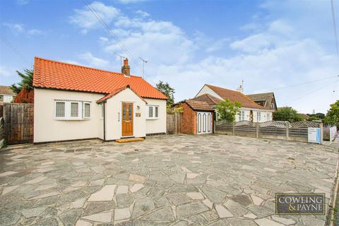 2 bedroom detached bungalow for sale - Ethelred Gardens, Wickford