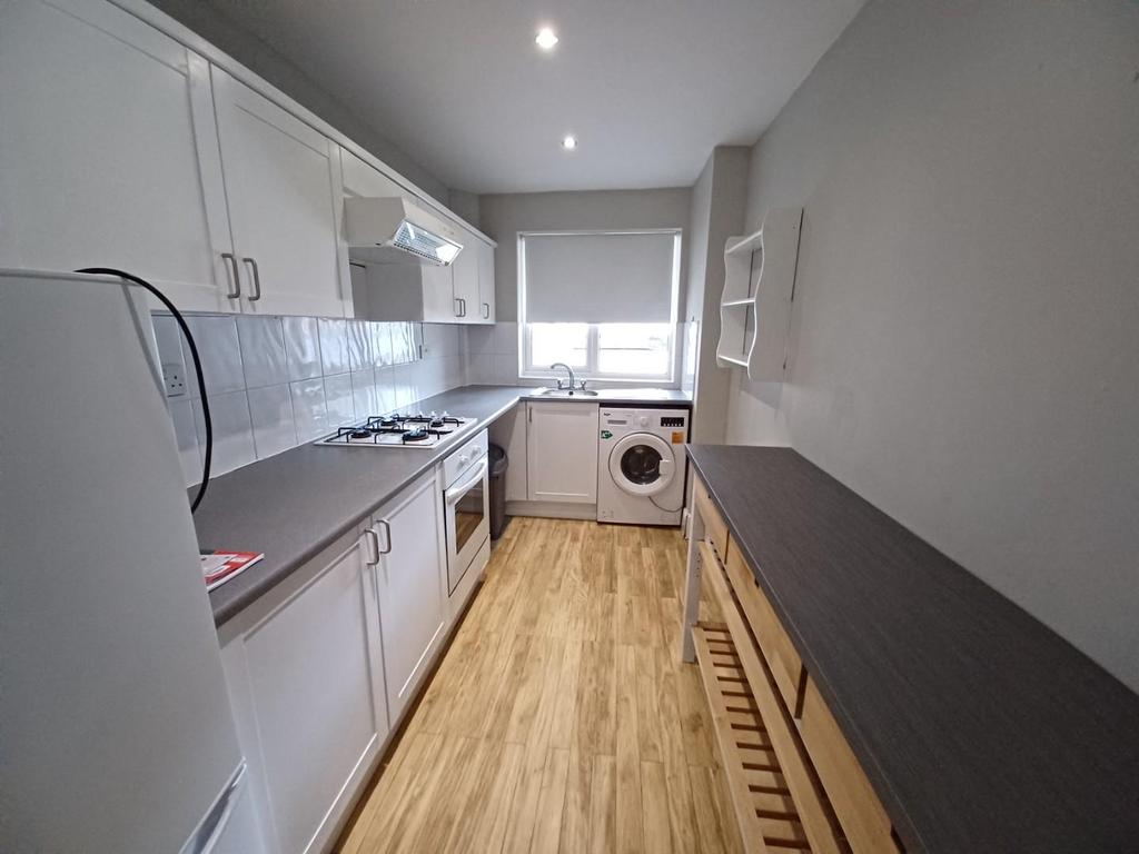 Rowood Drive, Solihull, B92 9LJ 3 bed terraced house £1,050 pcm (£242 pw)