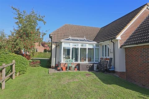 2 bedroom semi-detached bungalow for sale - Crofters Close, Redhill