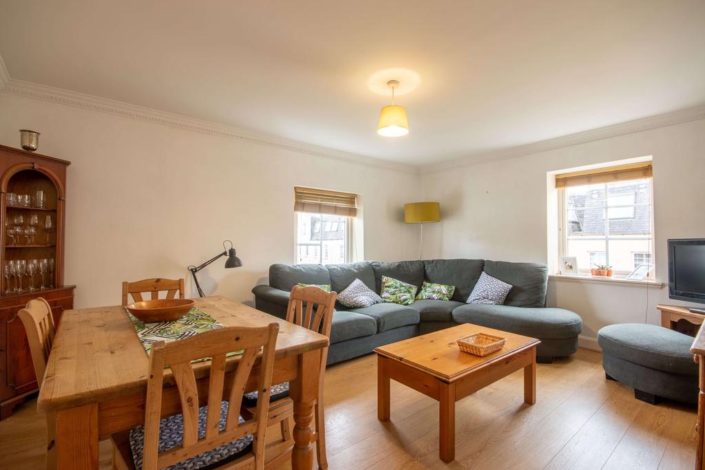 Caledonian Crescent Edinburgh EH11... 2 bed flat £1,250 pcm (£288 pw)