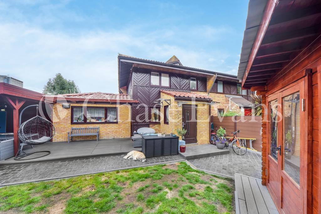 Friars Mead, Docklands, London E14 3 bed terraced house for sale £760,000