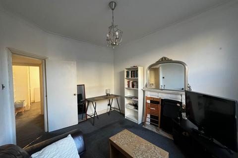1 bedroom flat to rent, Clive Court Abercrombie Street, SW11 2JB
