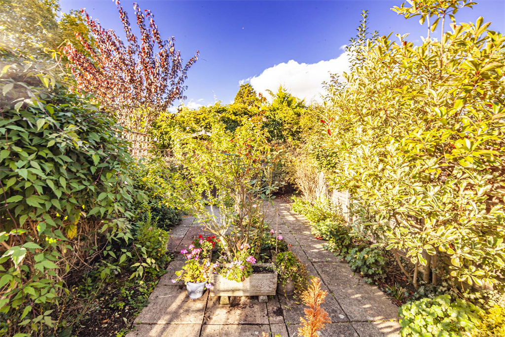 23 Grange Close, Goring on Thames, RG8 2 bed property £450,000