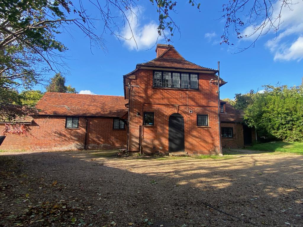 Woking Road, Worplesdon, GU4 4 bed house £1,650 pcm (£381 pw)