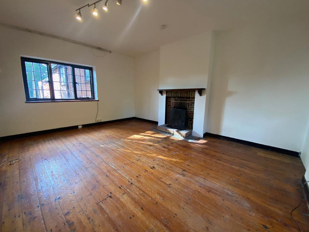 Woking Road, Worplesdon, GU4 4 bed house £1,650 pcm (£381 pw)