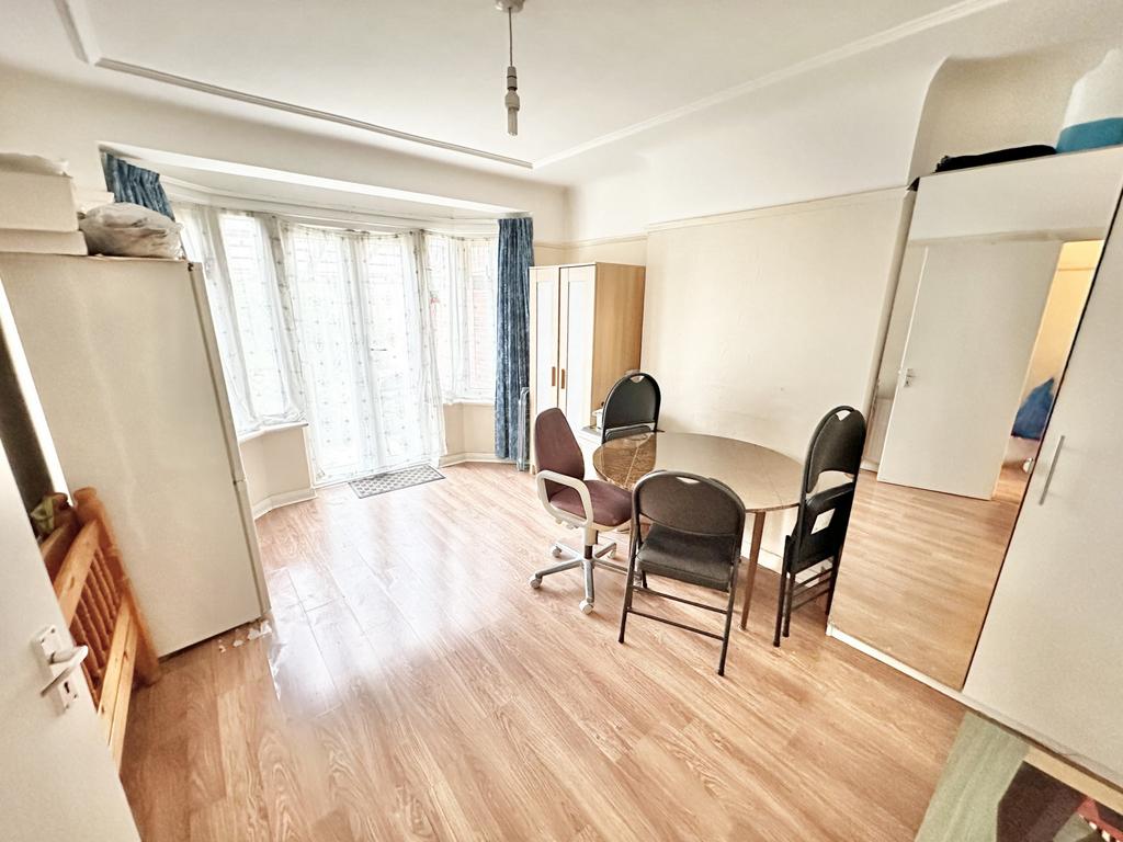Portland Crescent, Stanmore, HA7 3 bed semidetached house £649,950