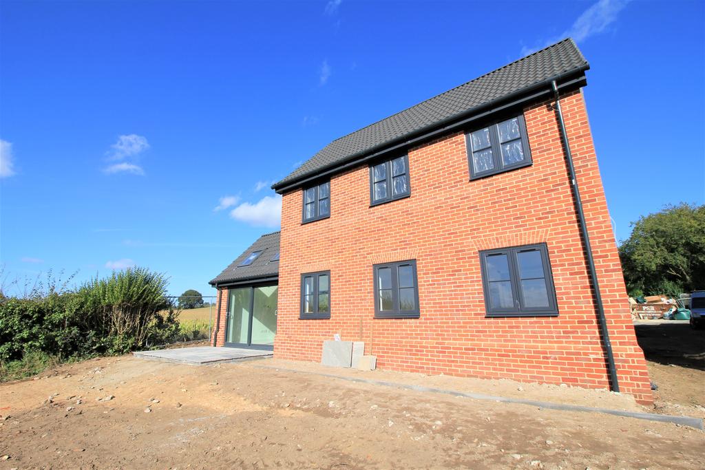 Hellesdon, Norwich NR6 4 bed detached house £2,895 pcm (£668 pw)