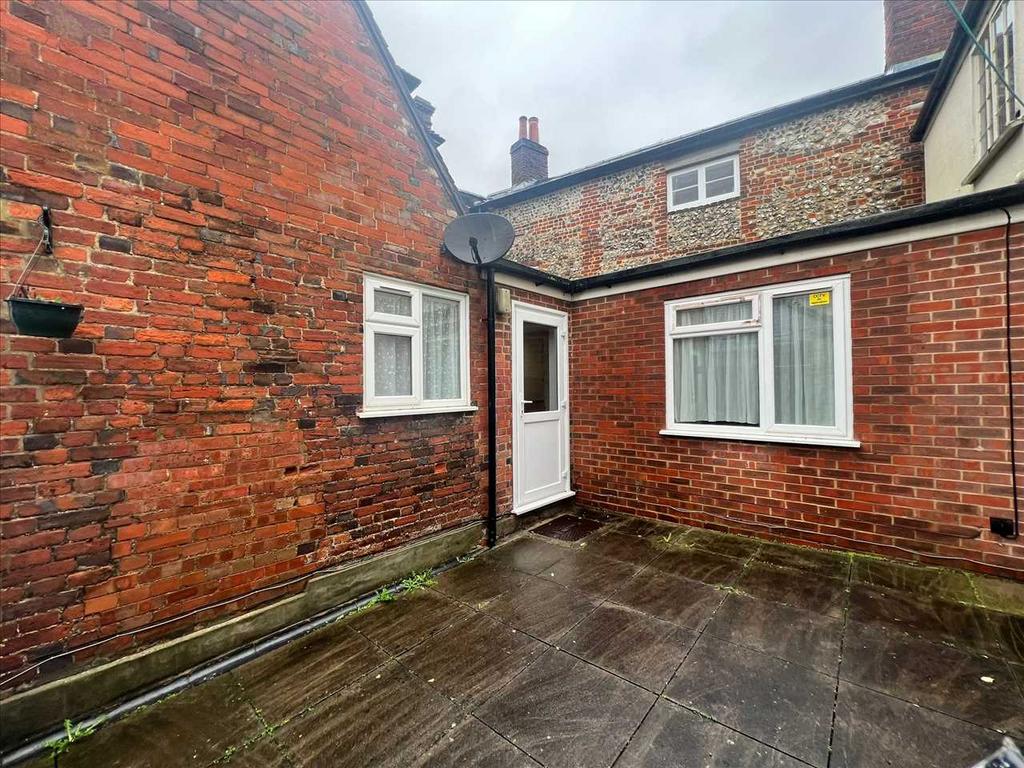 One bedroom, ground floor flat in central Whitchurch 1 bed apartment to