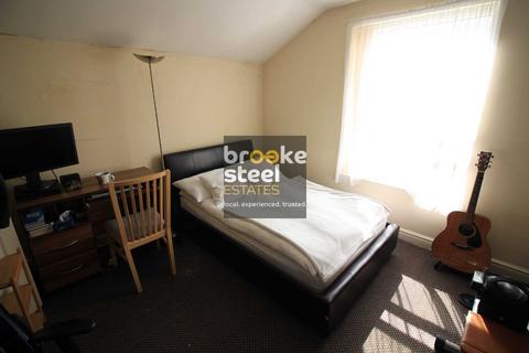 Studio to rent - Lower Broughton Road, Broughton