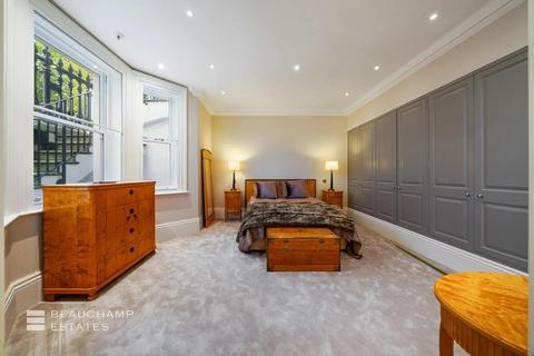3 bedroom flat to rent - Observatory Gardens, Kensington, W8