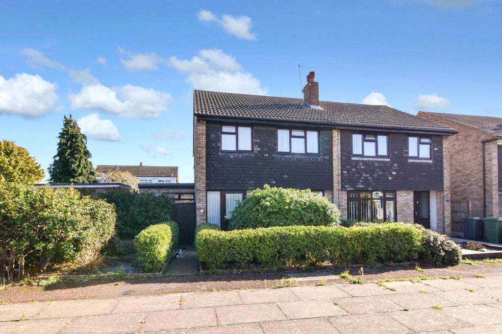 Sandpiper Close, Shoeburyness, Essex... 3 bed end of terrace house £