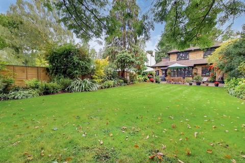 4 bedroom detached house for sale - Canons Drive, Edgware, HA8