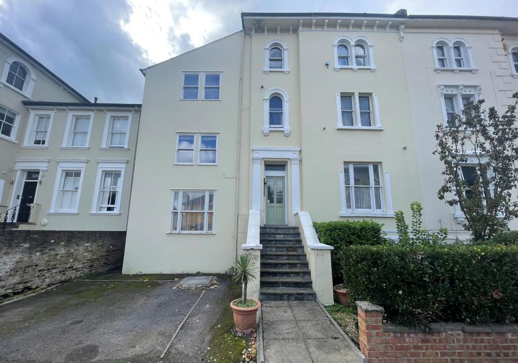 Flat 5, 8 Cadogan Road, Surbiton, Surrey, KT6 4DL 1 bed flat £155,000