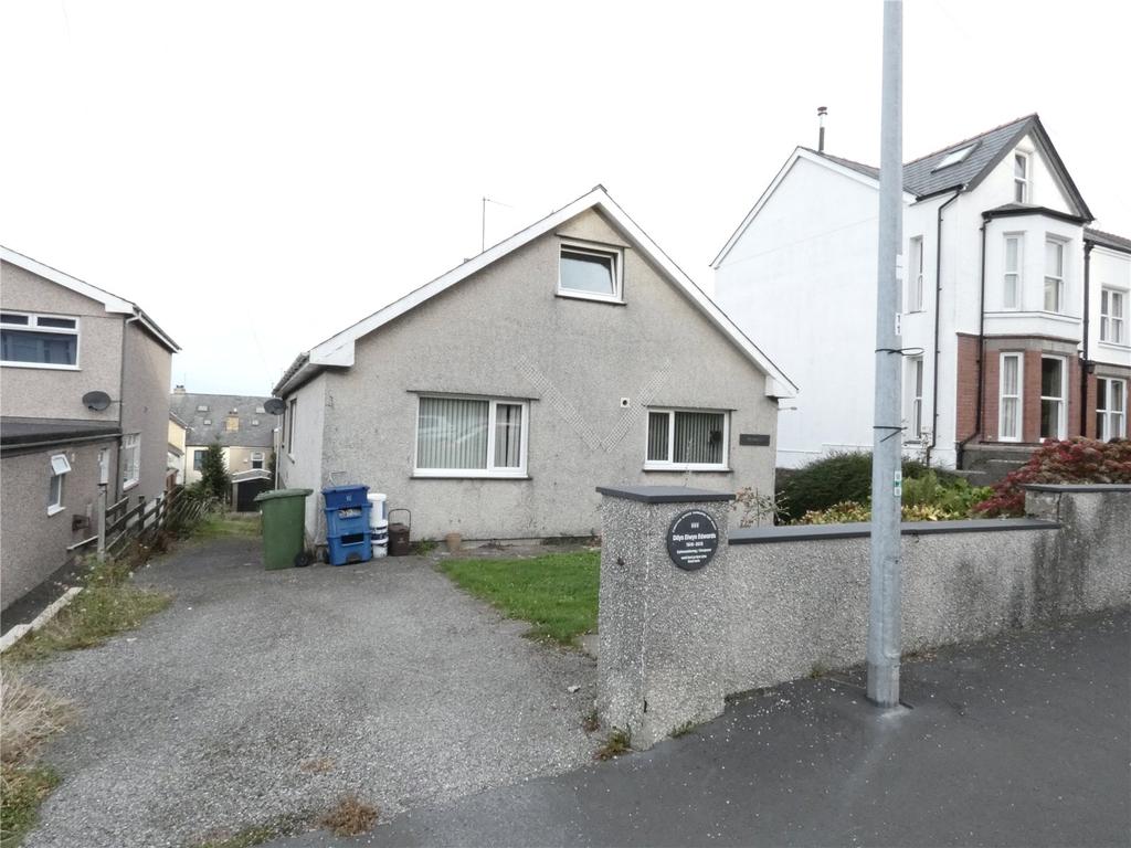 St. Davids Road, Caernarfon, LL55 4 bed bungalow to rent £875 pcm (£