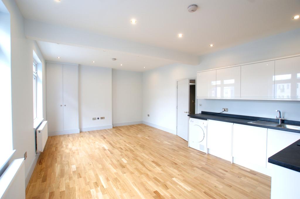 High Street, WaltononThames KT12 1 bed apartment £945 pcm (£218 pw)