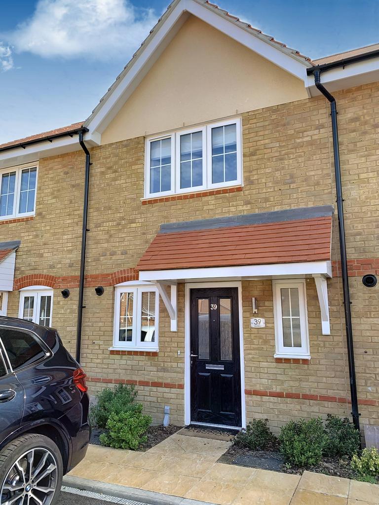 Urnfield, Yateley GU46 2 bed terraced house £1,350 pcm (£312 pw)