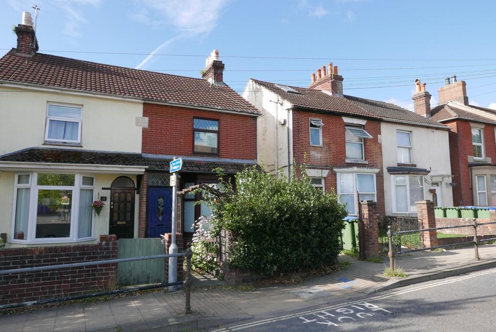 HARTLANDS ROAD, FAREHAM 2 bed semidetached house £250,000