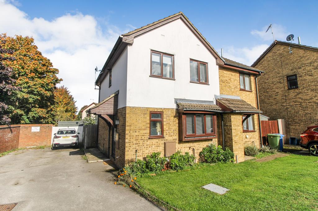 Beaumont Grove, Aldershot, GU11 3 bed semidetached house £375,000
