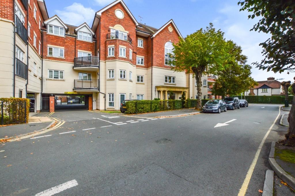 Rosemount Avenue, West Byfleet, KT14 2 bed flat £350,000
