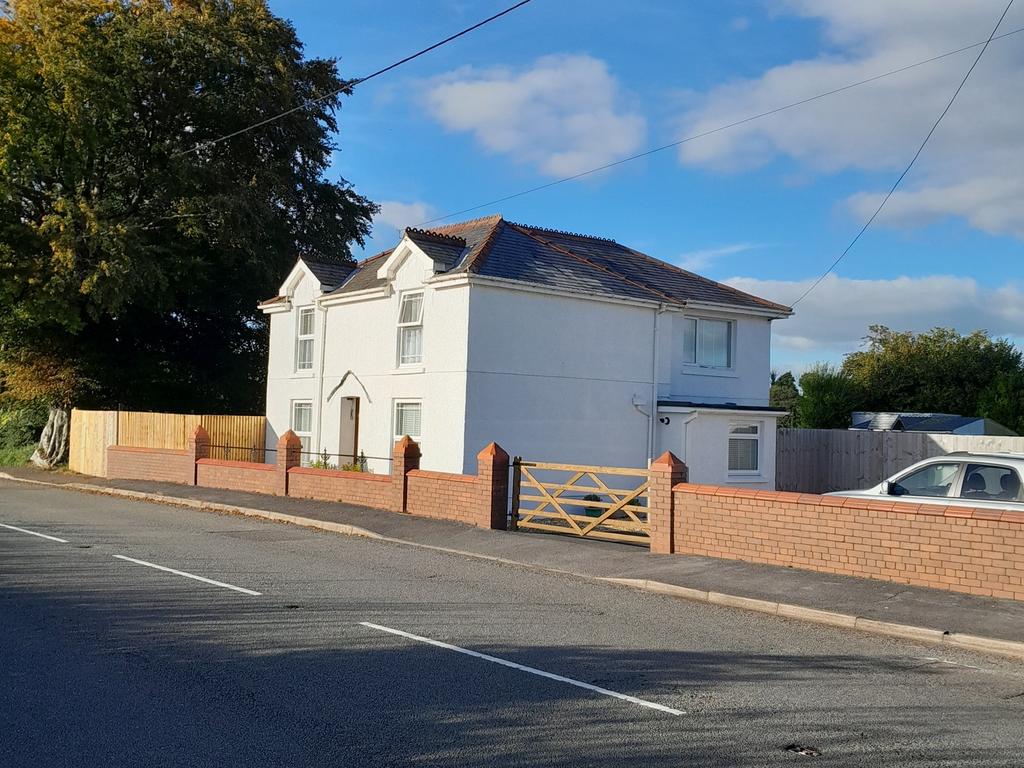 Llanddarog, Carmarthen, Carmarthenshire. 3 bed detached house for sale
