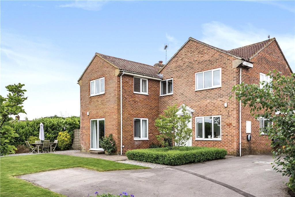 Priorsfield, Marlborough, Wiltshire, SN8 5 bed detached house £2,750