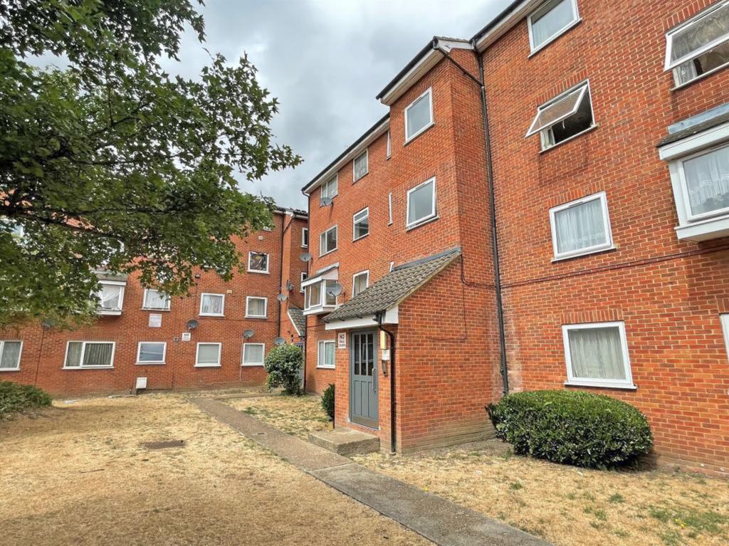 Gurney Close, Barking, Essex, IG11 2 bed apartment £1,450 pcm (£335 pw)