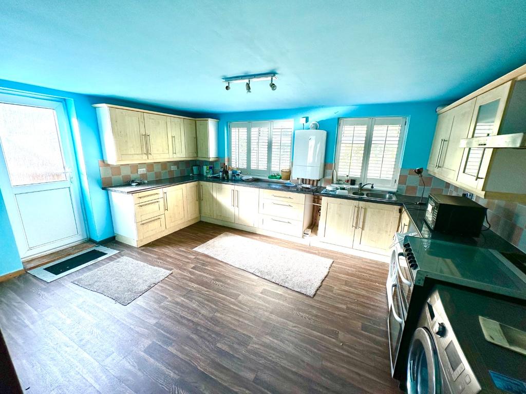 Preston Gardens, Luton 3 bed end of terrace house £325,000