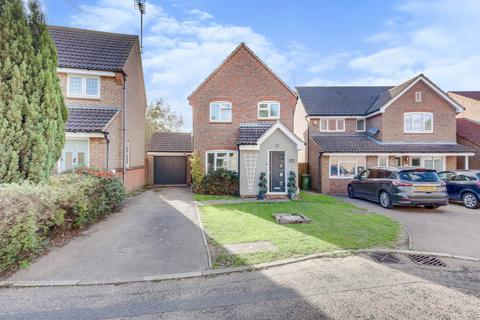 3 bedroom detached house for sale - Chatton Close, Wickford, SS12