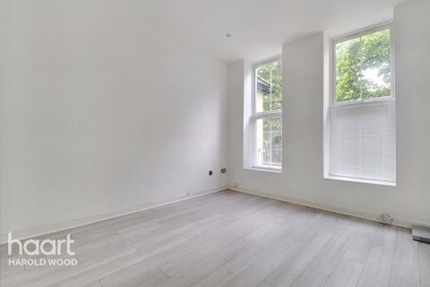 16e Colchester Road, Romford, RM3 0XP