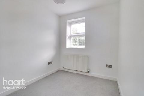 16e Colchester Road, Romford, RM3 0XP