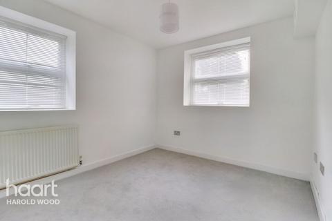 16e Colchester Road, Romford, RM3 0XP