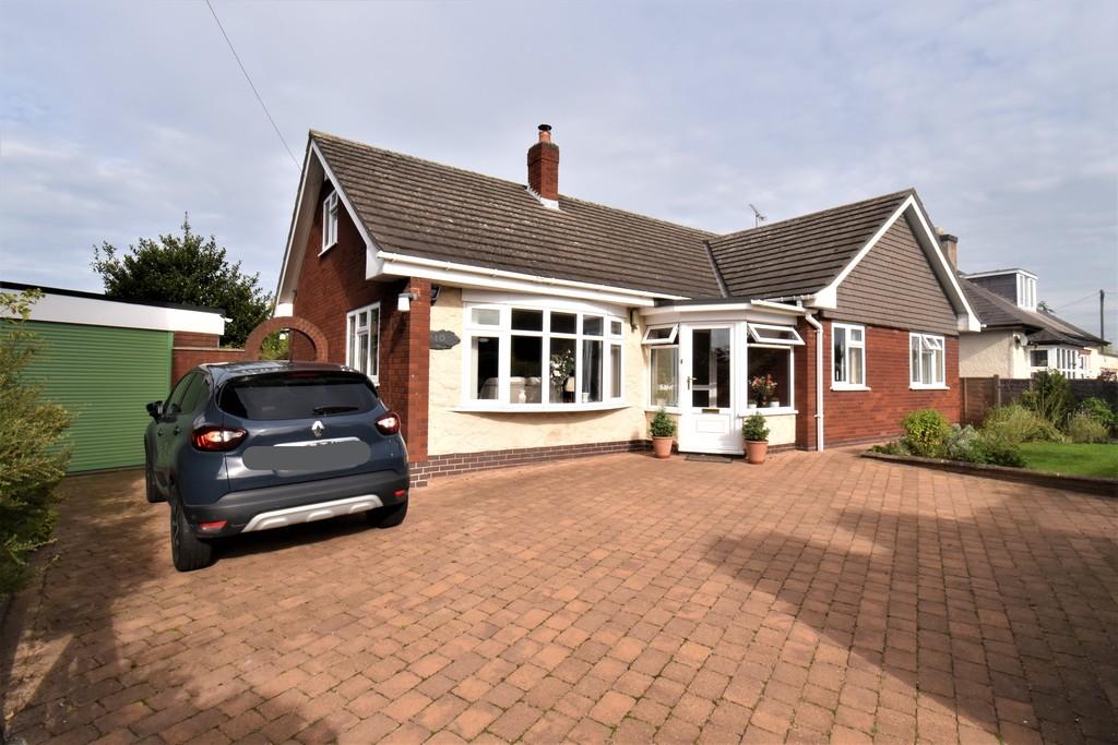 The Green, BartonunderNeedwood 3 bed detached bungalow £580,000