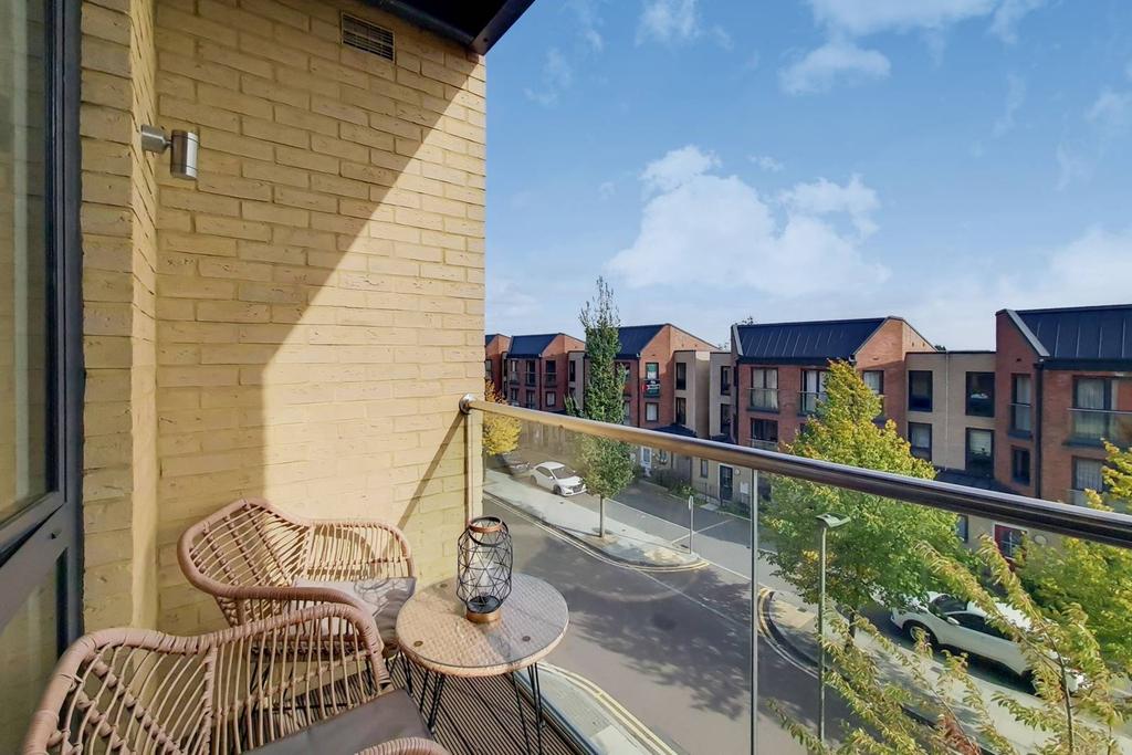 Lacey Drive, Edgware, EDGWARE, HA8 2 bed flat for sale £425,000